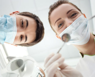 3 Signes qui montrent qu’il est temps de prendre rendez-vous chez votre dentiste…