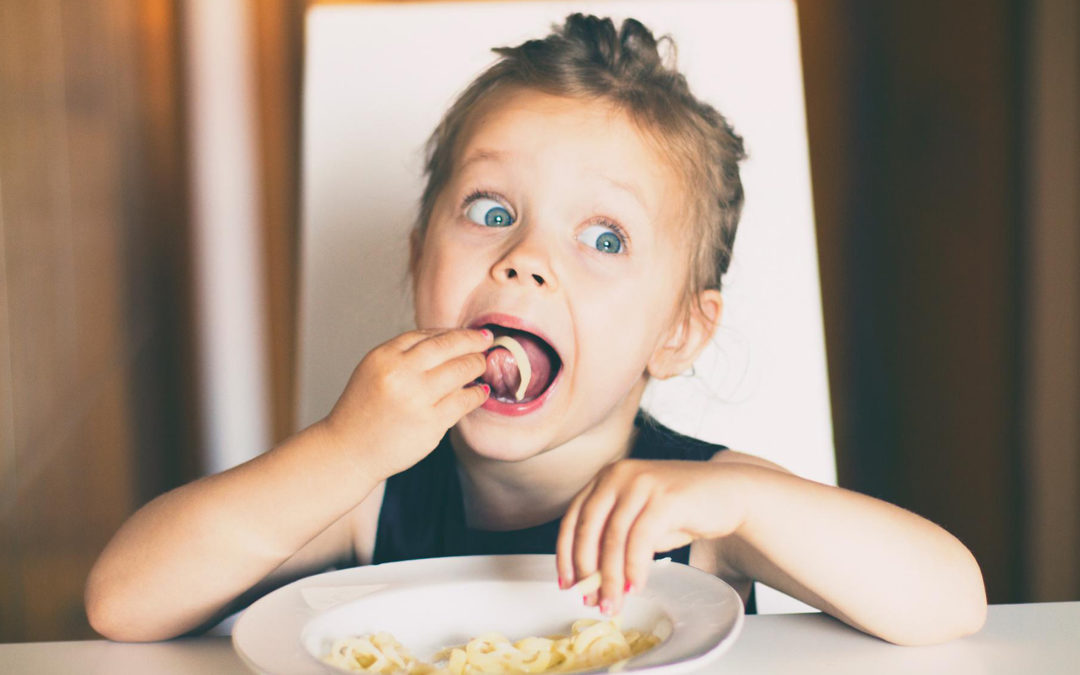 Manger avec les doigts serait meilleur pour la santé ! leur pour la santé !